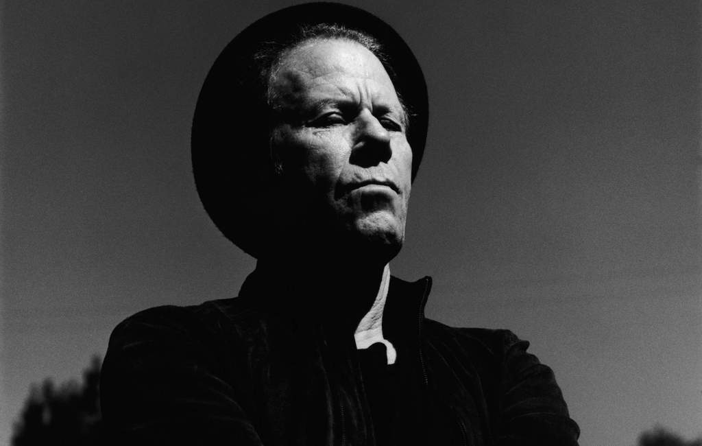 Ilustrasi Tom Waits merilis lagu baru The Fly dengan gaya komedi gelap