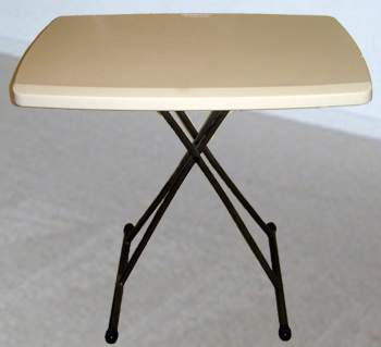 Ilustrasi TV tray table atau meja lipat portabel untuk menonton televisi