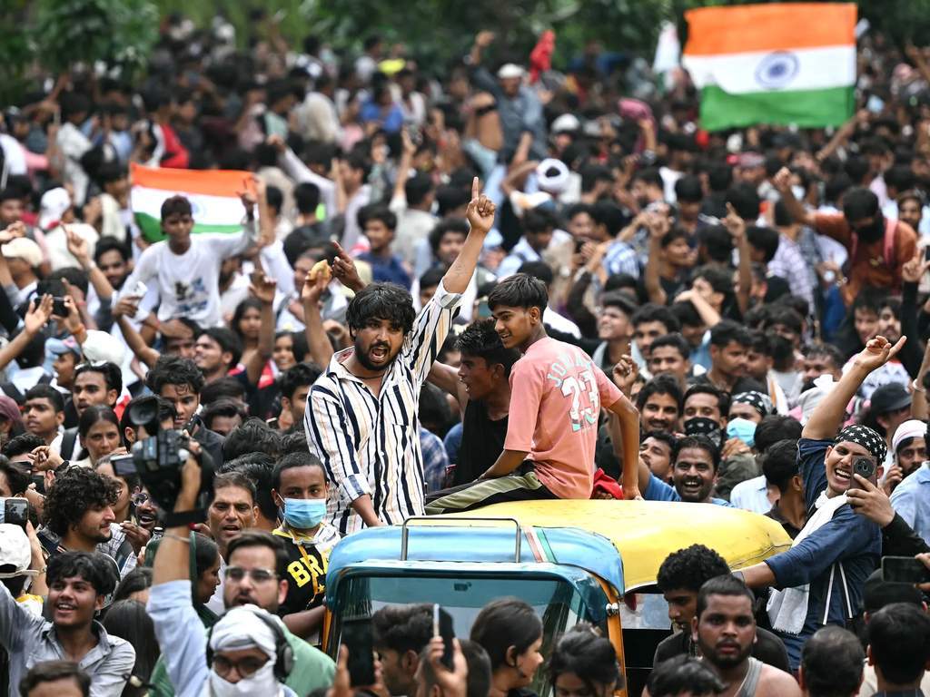 Demonstrasi gerakan Cockroach di India setelah pengunduran diri Menteri Pendidikan