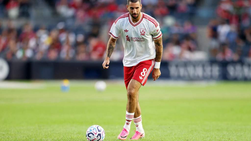 Insiden Kostas Tsimikas melempar ban kapten Liverpool usai cekcok dengan Szoboszlai dan Jones