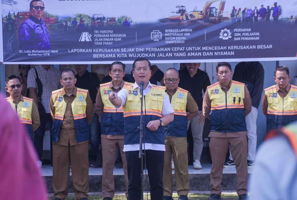 Gubernur NTB Lalu Muhamad Iqbal memberikan arahan di Dinas PUPRPKP NTB