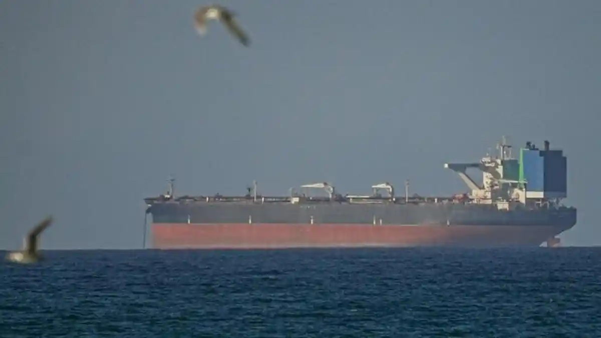 Kapal tanker minyak melintasi Selat Hormuz pasca-pencabutan blokade ekonomi Iran oleh Amerika Serikat