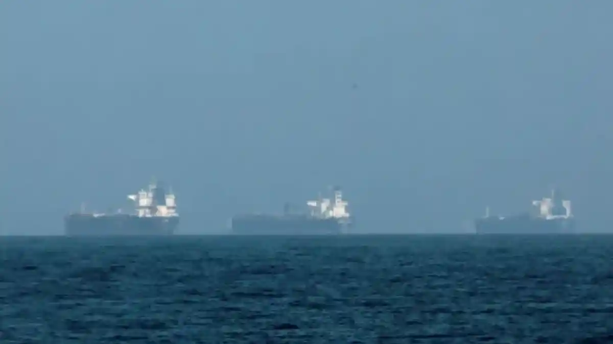 Ilustrasi situasi ketegangan militer dan pengamanan kapal tanker di Selat Hormuz.