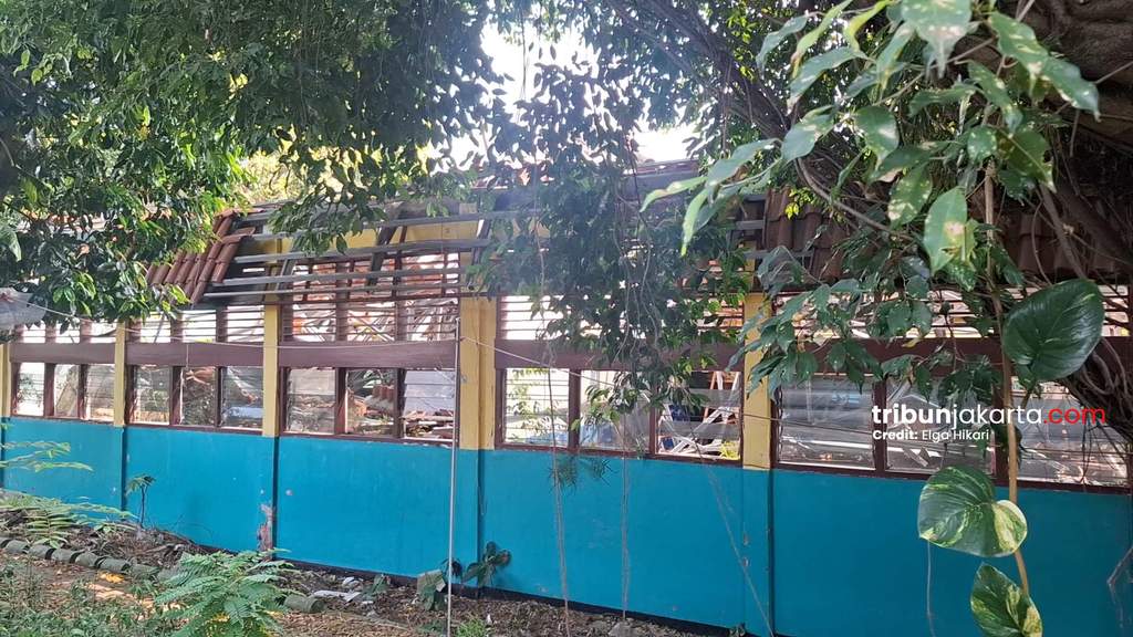 Kondisi bangunan SDN Kebayoran Lama Selatan 09 Jakarta Selatan yang ambruk terbengkalai