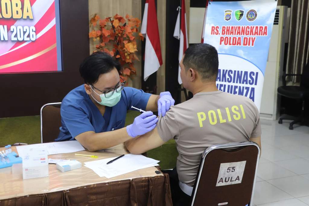 Personel Polres Bantul menjalani tes urine dan pemeriksaan kesehatan berkala di Aula Wira Pratama