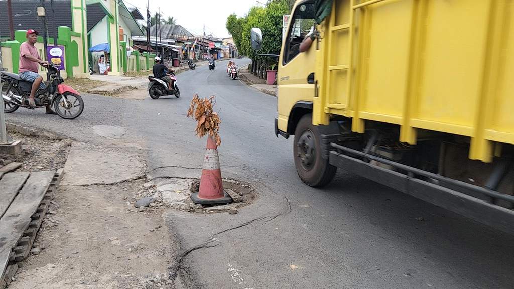 Kondisi jalan provinsi retak dan nyaris jebol di Talang Ubi Timur Kabupaten PALI