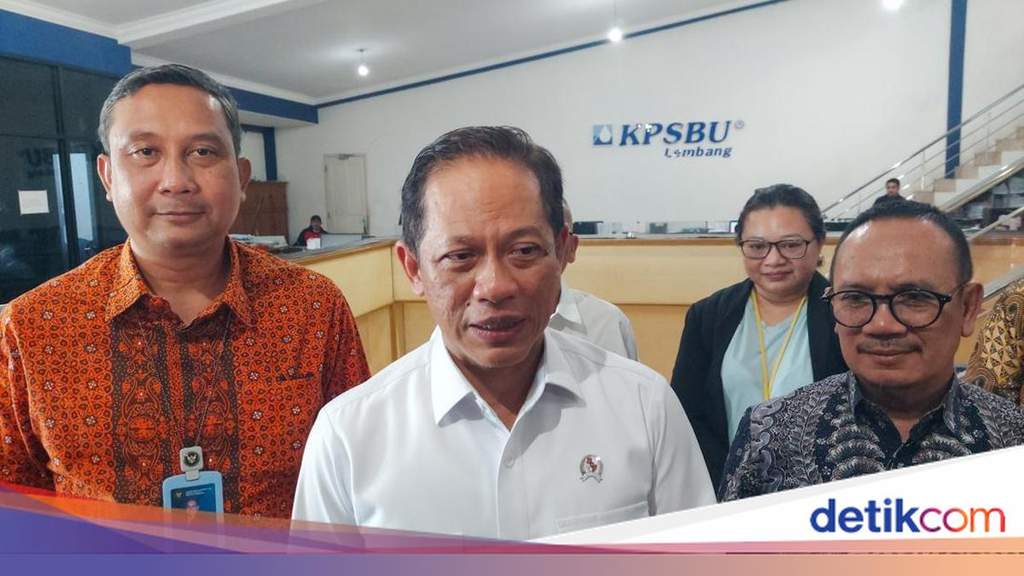 Peternak sapi perah memerah susu lokal untuk mendukung target swasembada susu nasional