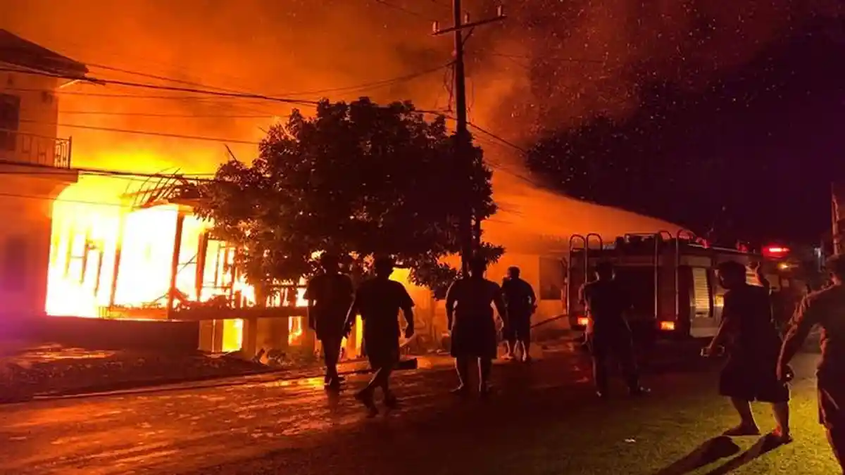 Petugas Damkar OKI berjibaku memadamkan kebakaran empat rumah warga di Desa Srinanti