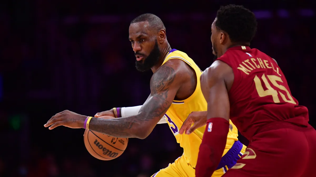Pemain NBA James Harden saat memberikan pernyataan mengenai rumor transfer LeBron James ke Cleveland
