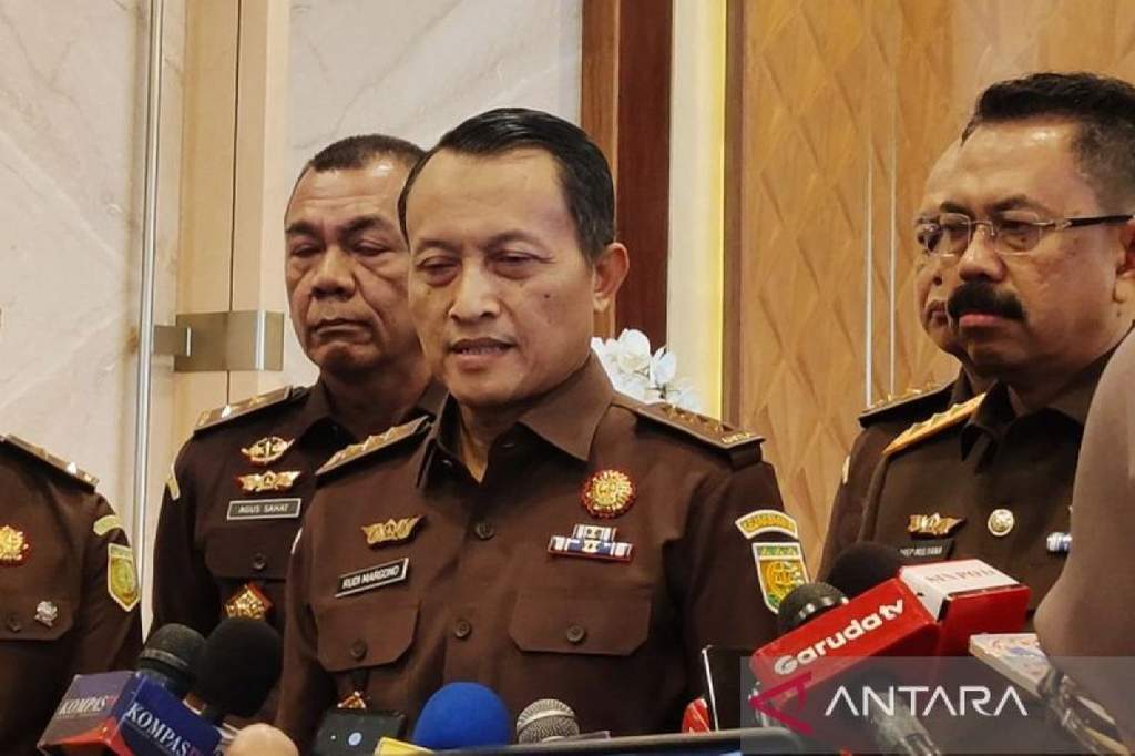 Jamwas Kejagung Rudi Margono memberikan keterangan terkait status gaji Febrie Adriansyah