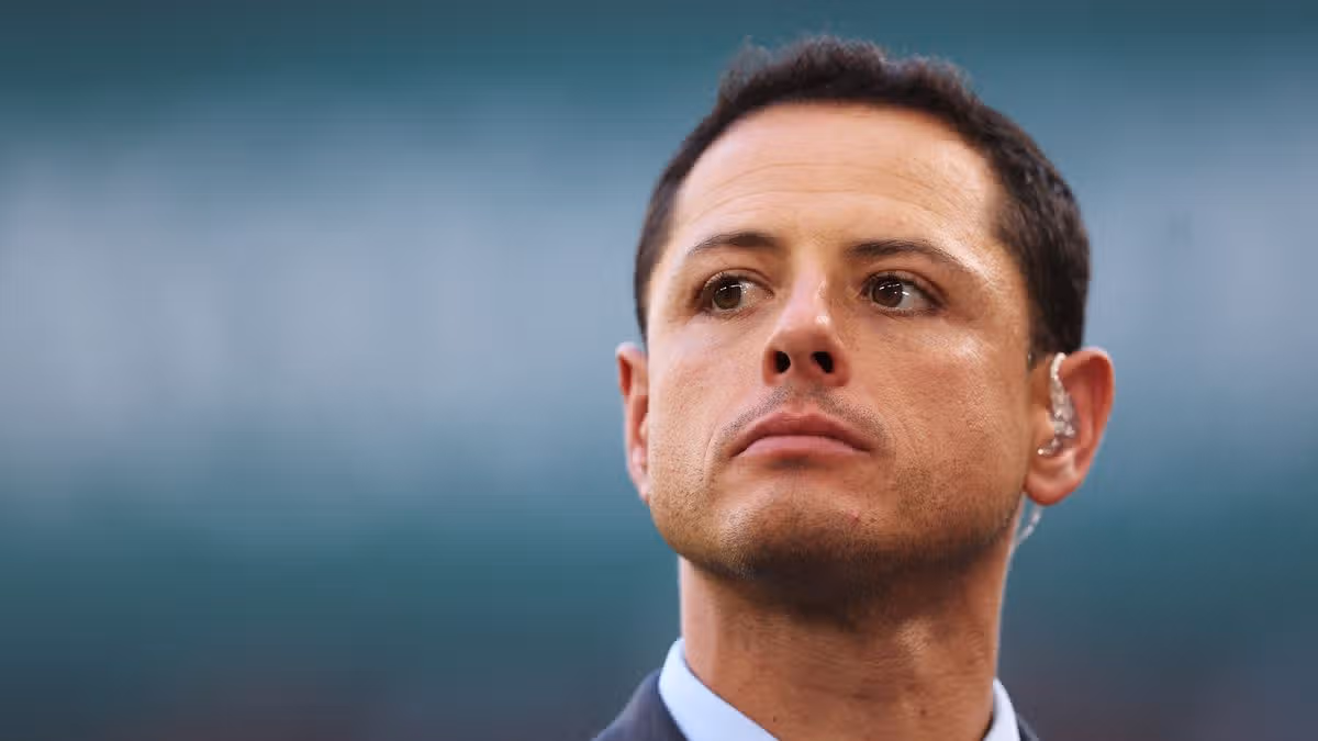 Javier Hernandez berpose dengan seragam Atletico Dallas setelah resmi bergabung dengan klub USL Championship