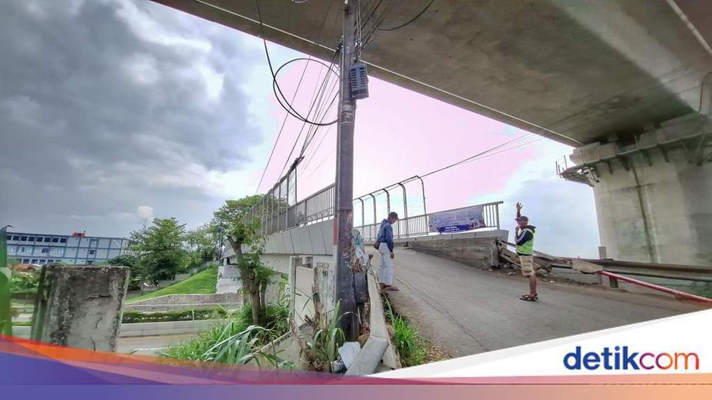 Suasana perbaikan oprit Jembatan overpass Bodogol di KM 146+400 Ruas Tol Padaleunyi