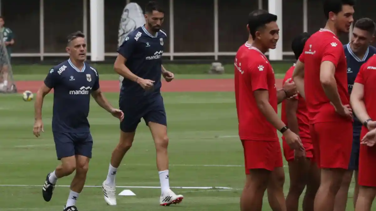 Pelatih Timnas Indonesia John Herdman memimpin sesi latihan taktis skuad Garuda dalam TC di Bali
