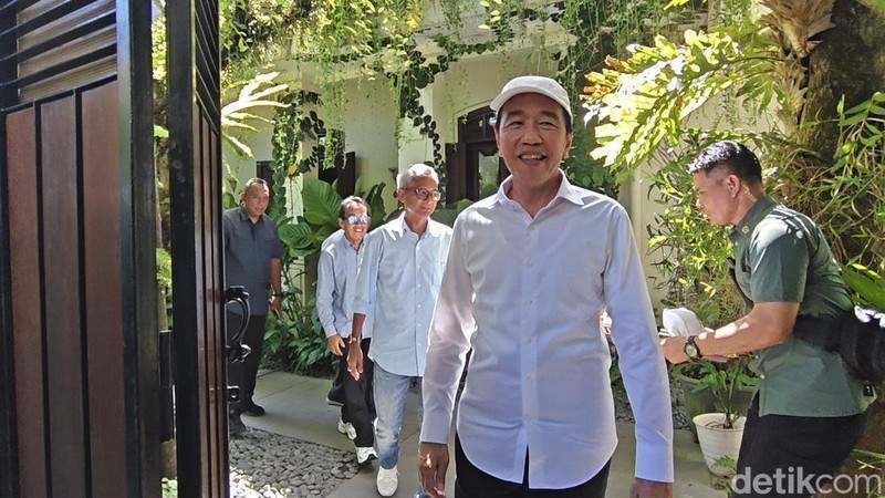 Jokowi berkumpul bersama rekan kuliah UGM jelang sidang pembuktian