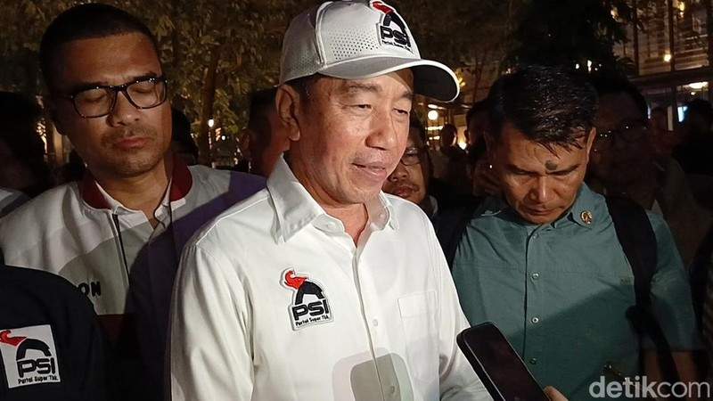 Joko Widodo mengenakan jaket PSI di Bandar Lampung