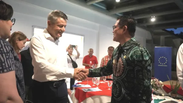 Bupati Joune Ganda saat menerima kunjungan 13 Duta Besar Uni Eropa di Minahasa Utara