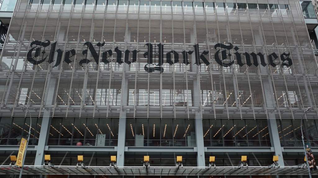 Gedung dan logo media The New York Times di Amerika Serikat