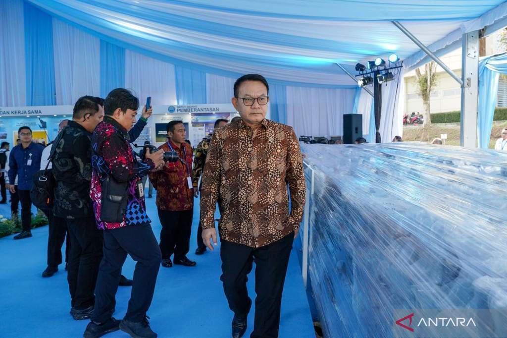 Kepala Staf Kepresidenan Dudung Abdurachman meninjau pemusnahan barang bukti narkoba BNN di Bogor