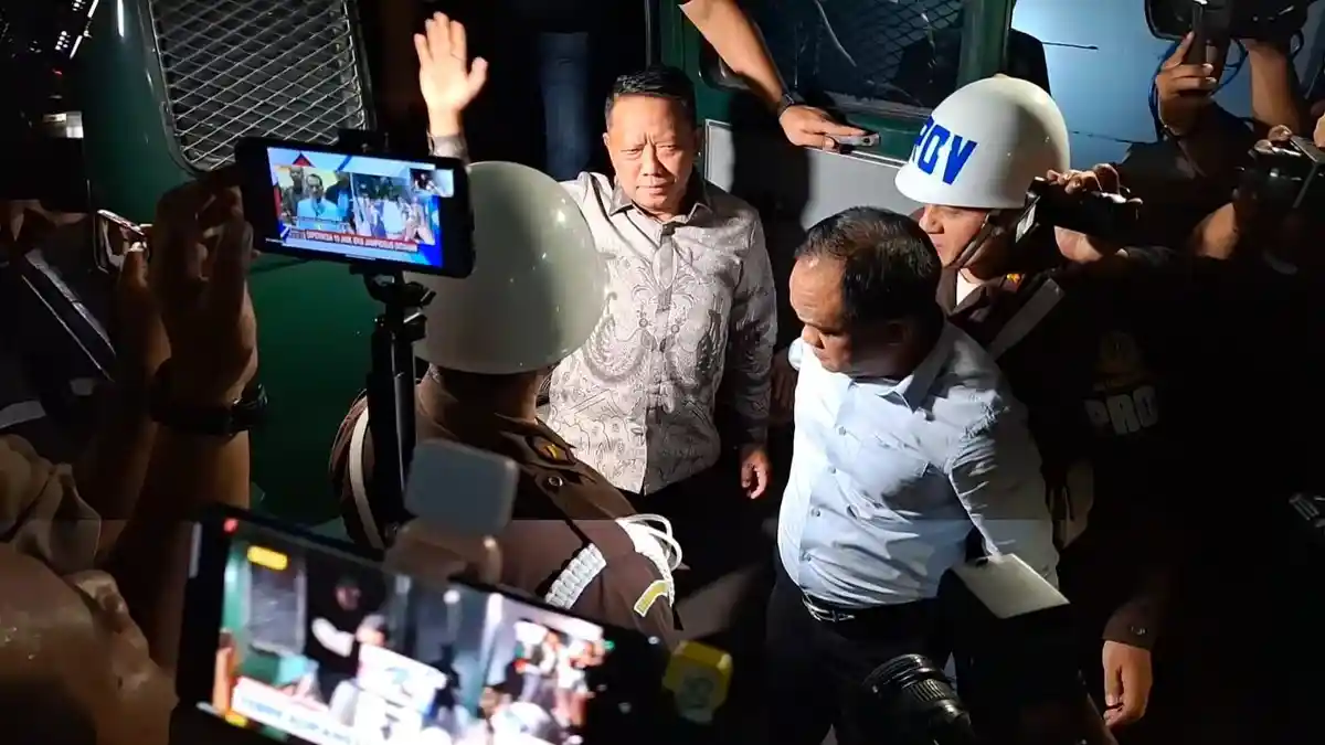 Kajari Jember Yadyn mengantar eks Jampidsus Febrie Adriansyah ke Rutan KPK