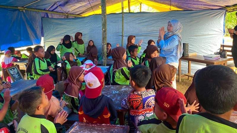 Kondisi murid SD di Berau yang belajar di kelas beratapkan terpal
