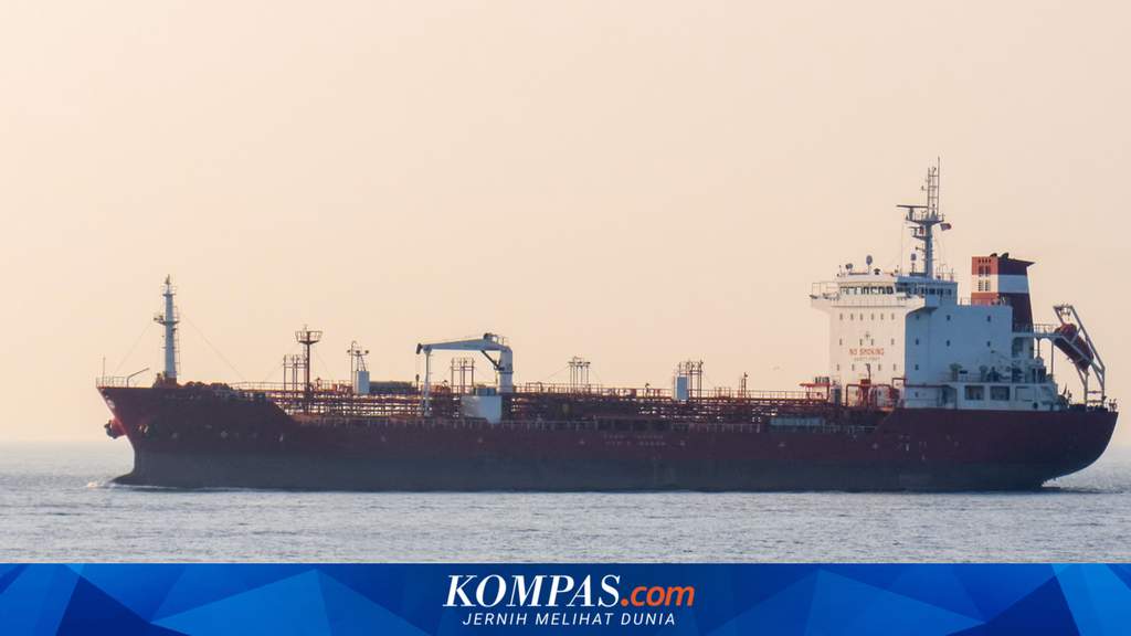 Kapal Induk Giuseppe Garibaldi yang akan berlabuh di Teluk Ratai Lampung