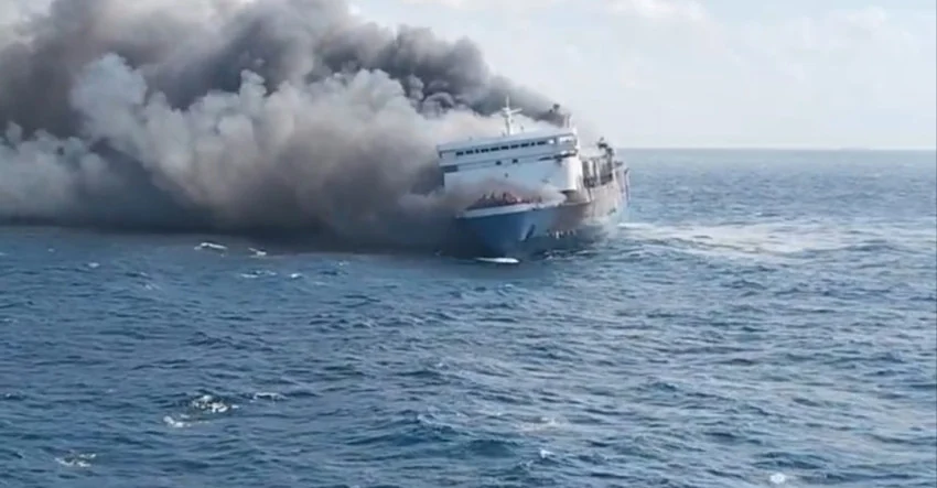 Kapal penumpang Mutiara Sentosa 2 terbakar di perairan Sumenep dengan asap tebal membubung