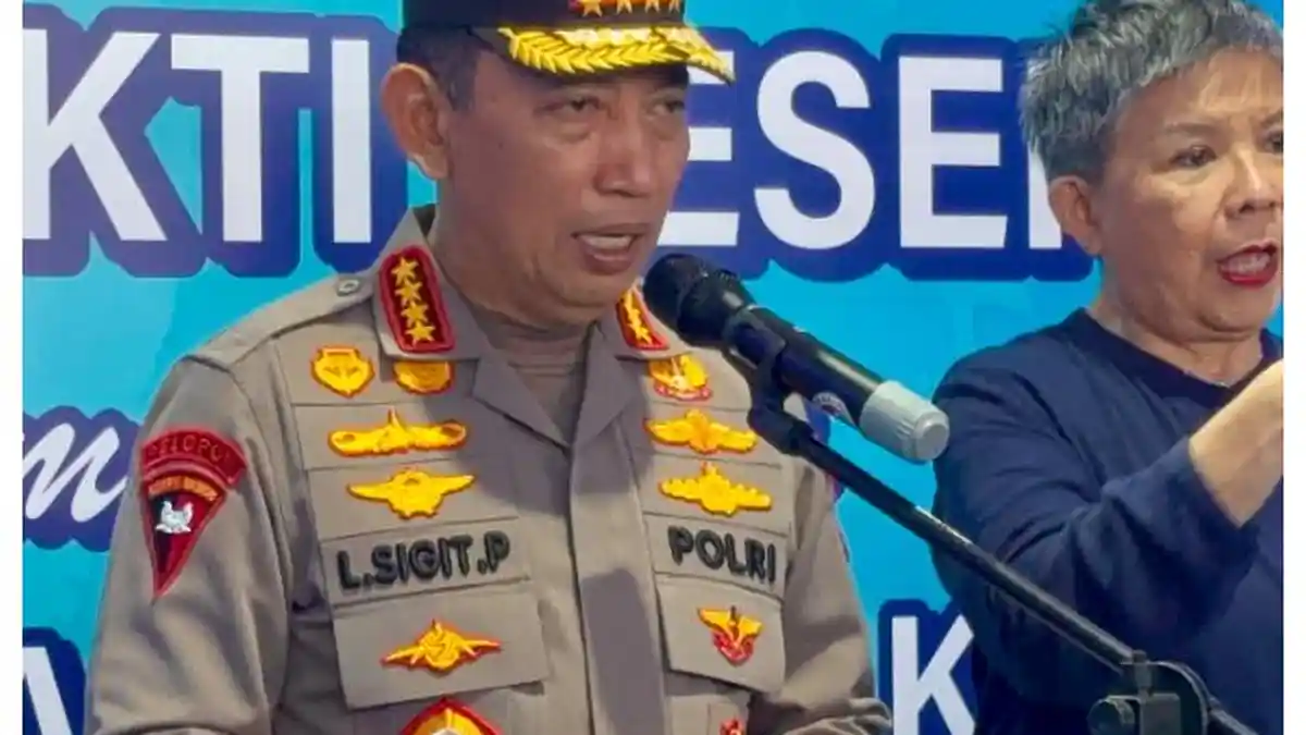 Kapolri Jenderal Listyo Sigit Prabowo memberikan tanggapan kepada wartawan di Kompleks Parlemen