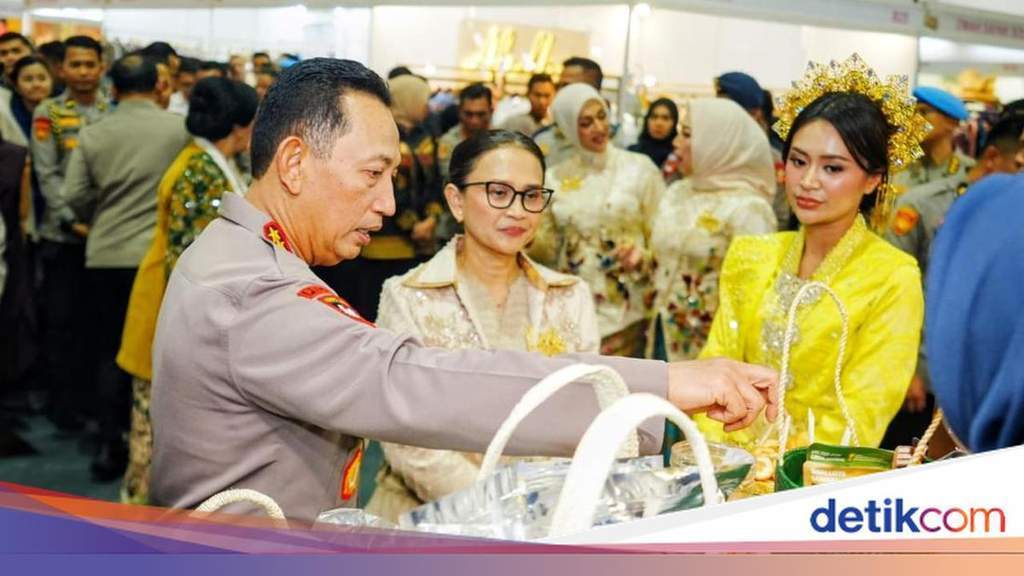 Kapolri Jenderal Listyo Sigit Prabowo meninjau Bazar Kreasi Bhayangkari Nusantara 2026 di JCC