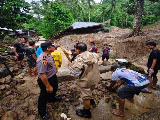 Kapolsek AKP Meldy Roring pimpin penanganan banjir dan tanah longsor di Tamako Sangihe