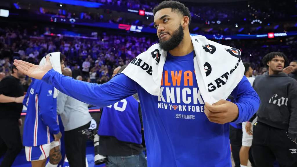Karl-Anthony Towns memberikan pernyataan saat menghadiri acara penghargaan ESPY Awards