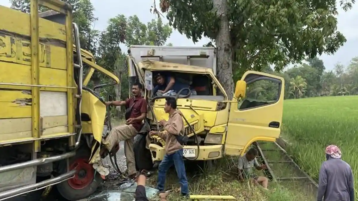 Kondisi evakuasi dua truk yang bertabrakan di Jalan Kota Baru Desa Bandar Jaya OKU Timur