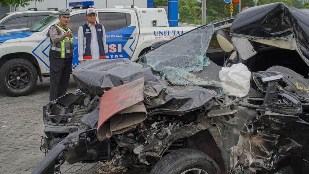 Kecelakaan maut minibus Toyota Hiace menabrak truk di Tol Pandaan-Malang Km 76