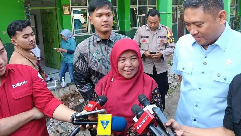 Kepala BGN Sudaryono berdialog dengan Kepala SDN Bantarjati 9 di Bogor soal revitalisasi sekolah