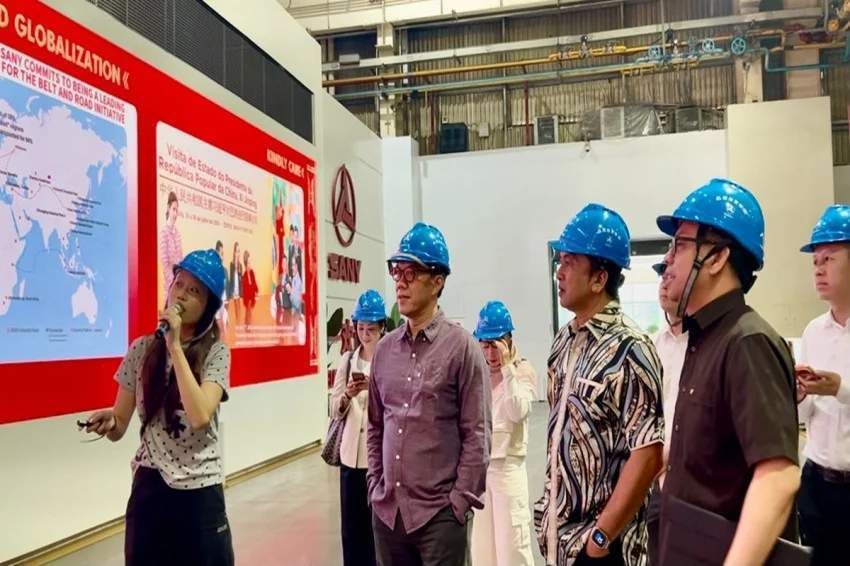 Kepala KSOP Utama Tanjung Priok dan delegasi JICT saat melakukan kunjungan ke Tiongkok
