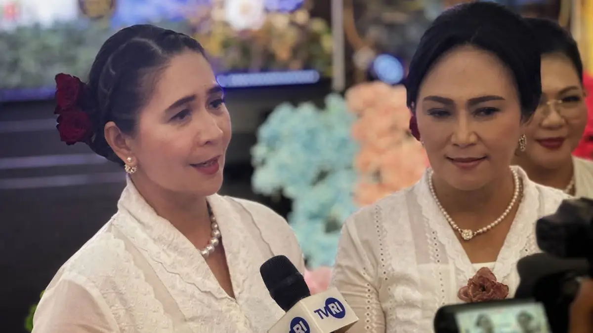 Peragaan Kebaya Noni oleh Coreta Louise Kapoyos pada peringatan HUT BKOW Sulawesi Utara