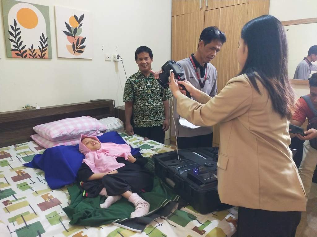 Petugas Dukcapil Kulon Progo dan mahasiswa KKN UGM melakukan perekaman e-KTP warga disabilitas