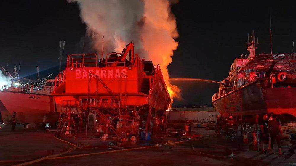 Kapal KN SAR Ramawijaya terbakar saat menjalani perbaikan di galangan kapal Muara Baru Jakarta Utara