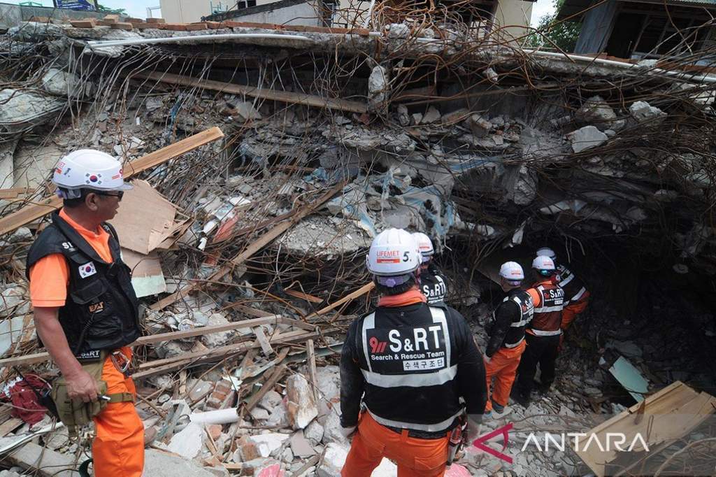 Kondisi bangunan pusat perbelanjaan yang ambruk akibat gempa di Kumamoto Jepang