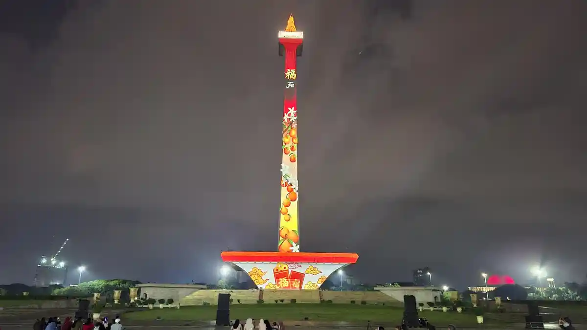 Petugas Dishub DKI Jakarta mengatur arus lalu lintas di sekitar kawasan Monas menjelang konser