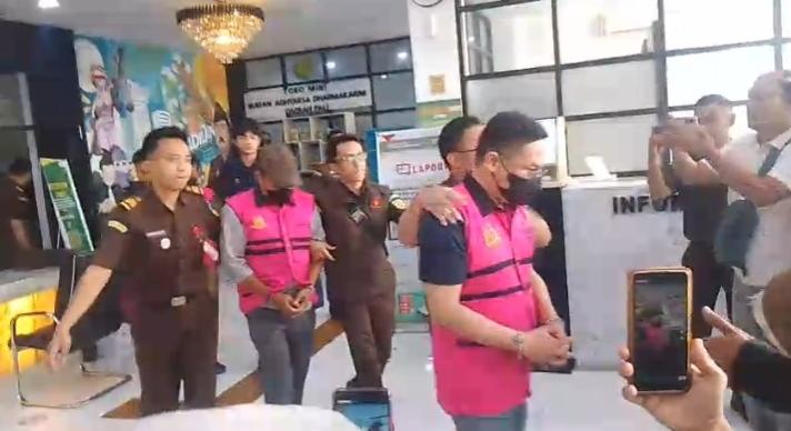 Tersangka korupsi proyek Pemkab PALI digiring petugas kejaksaan menuju Rutan Muara Enim