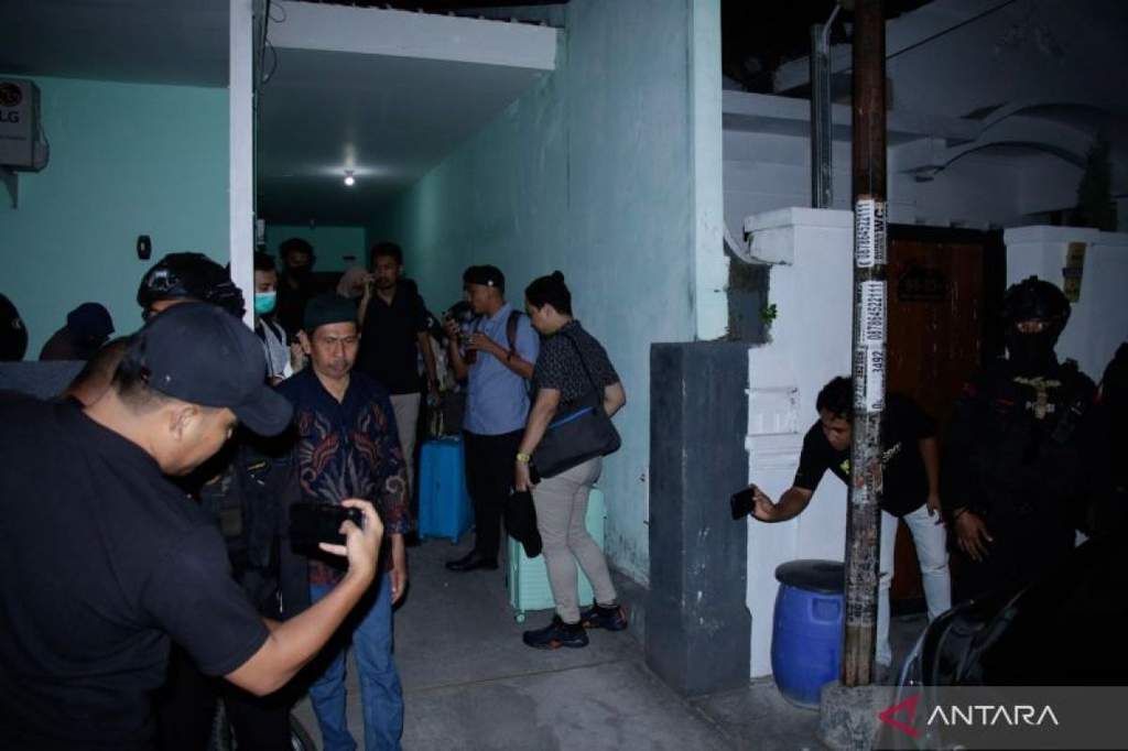 Penyidik KPK membawa koper dokumen penggeledahan kantor CV DKK di Lombok Barat