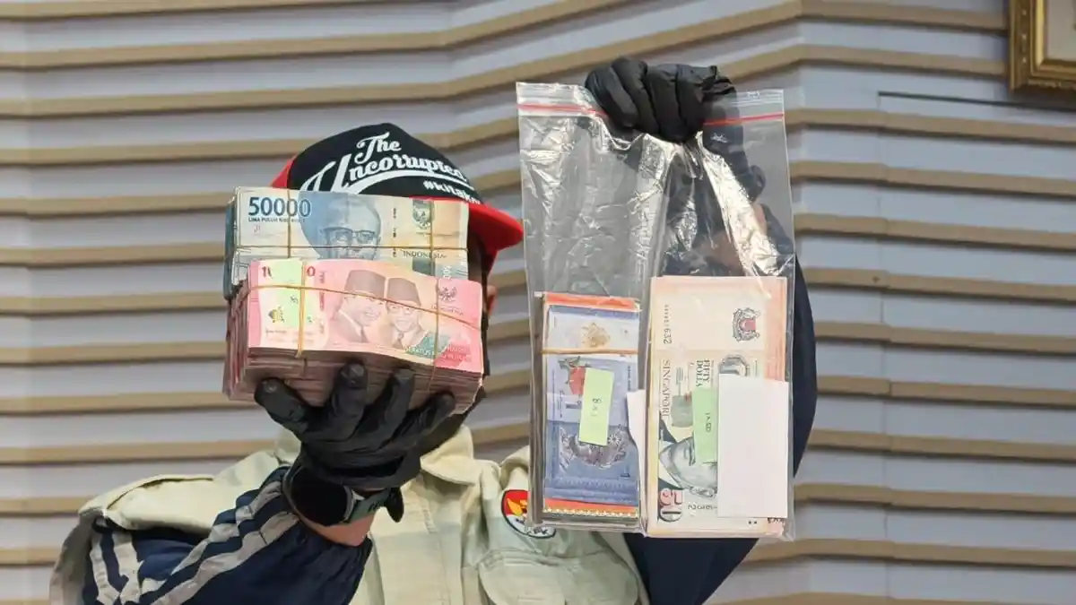 Barang bukti uang tunai dan logam platinum hasil OTT KPK terhadap Bupati Langkat Syah Afandin