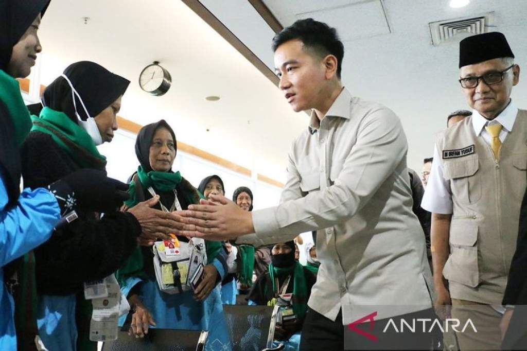 Wapres Gibran Rakabuming Raka meninjau keberangkatan jemaah haji di Bandara Juanda