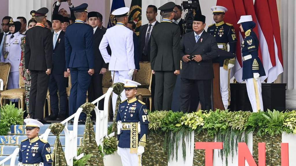 Presiden Prabowo Subianto memberikan amanat saat melantik 1.177 perwira remaja TNI-Polri