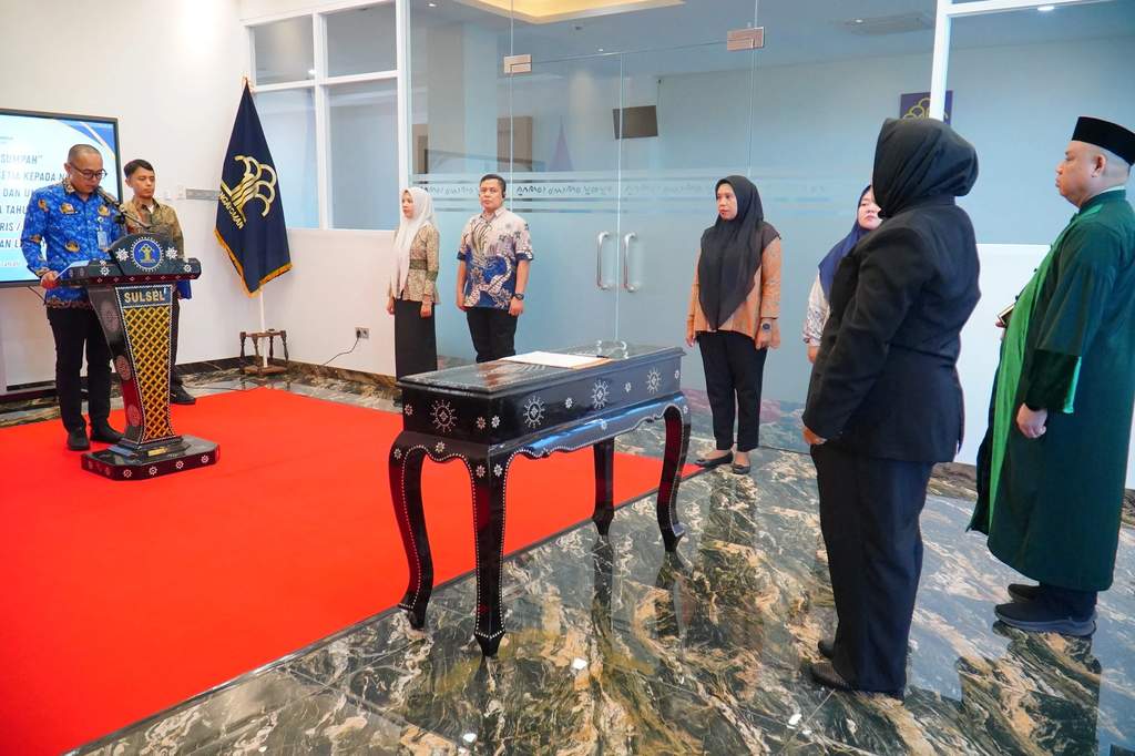 Kepala Divisi Pelayanan Hukum Kanwil Kemenkum Sulsel Demson Marihot melantik Notaris Pengganti Bulukumba