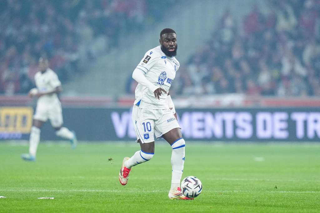 Lassine Sinayoko resmi bergabung dengan Paris FC dari Auxerre
