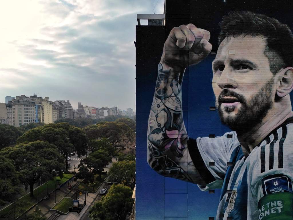 Suporter sepak bola di Amerika Latin bersatu memberikan dukungan untuk Spanyol di Final Piala Dunia