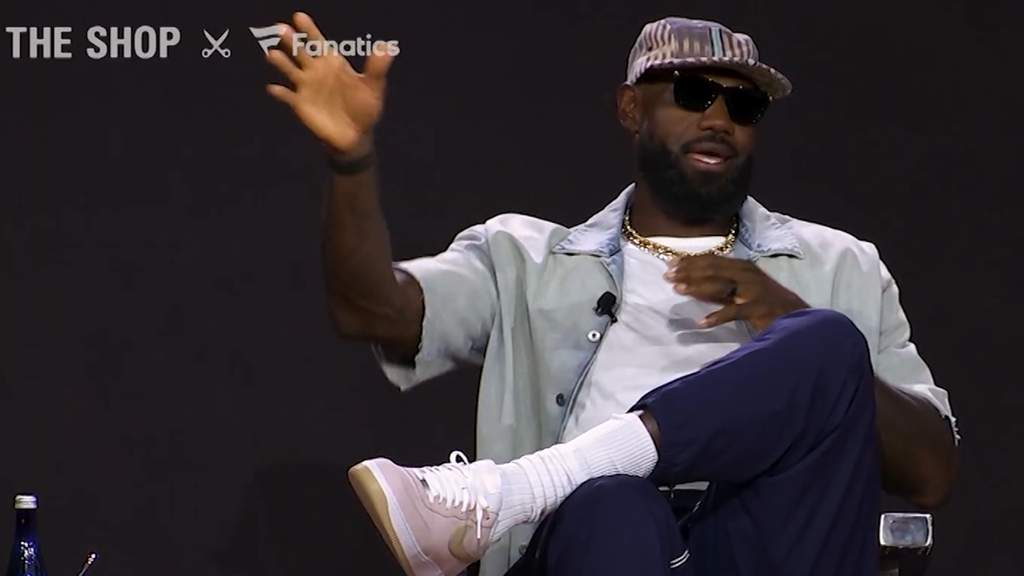 LeBron James berbicara dalam sebuah acara sebelum bergabung dengan Philadelphia 76ers