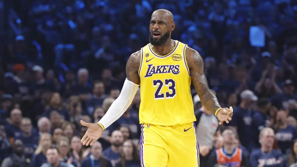 Pemain bintang NBA LeBron James saat beraksi di lapangan basket