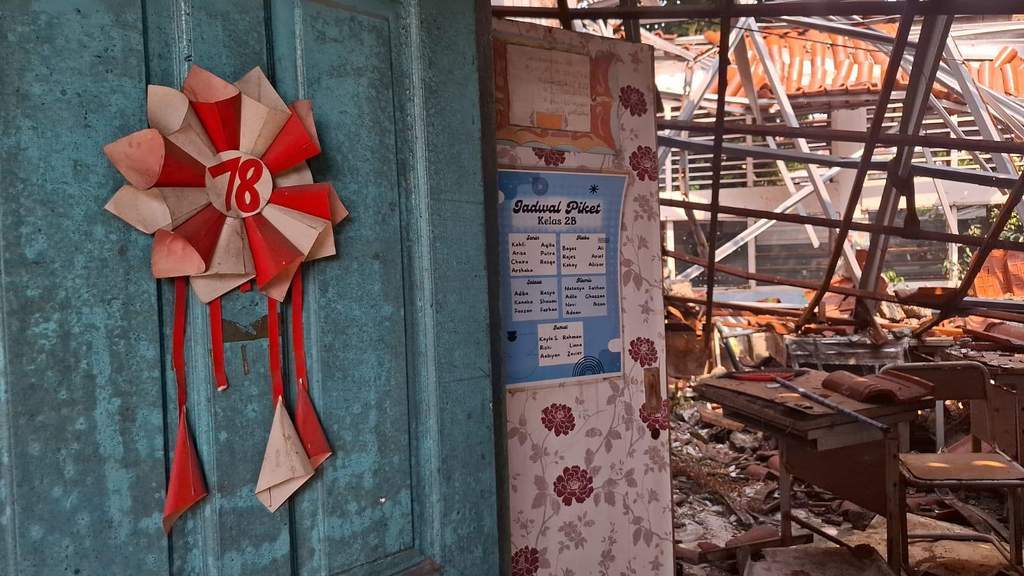 Kondisi atap dan bangunan SDN Kebayoran Lama Selatan 09 Jakarta Selatan yang ambruk dan terbengkalai